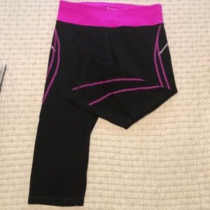 2/18 3/25 4/30 Tek gear Capri pants